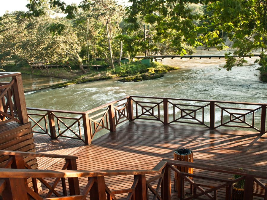 Deck de madeira sobre o rio no Recanto do Américo, em Guararema