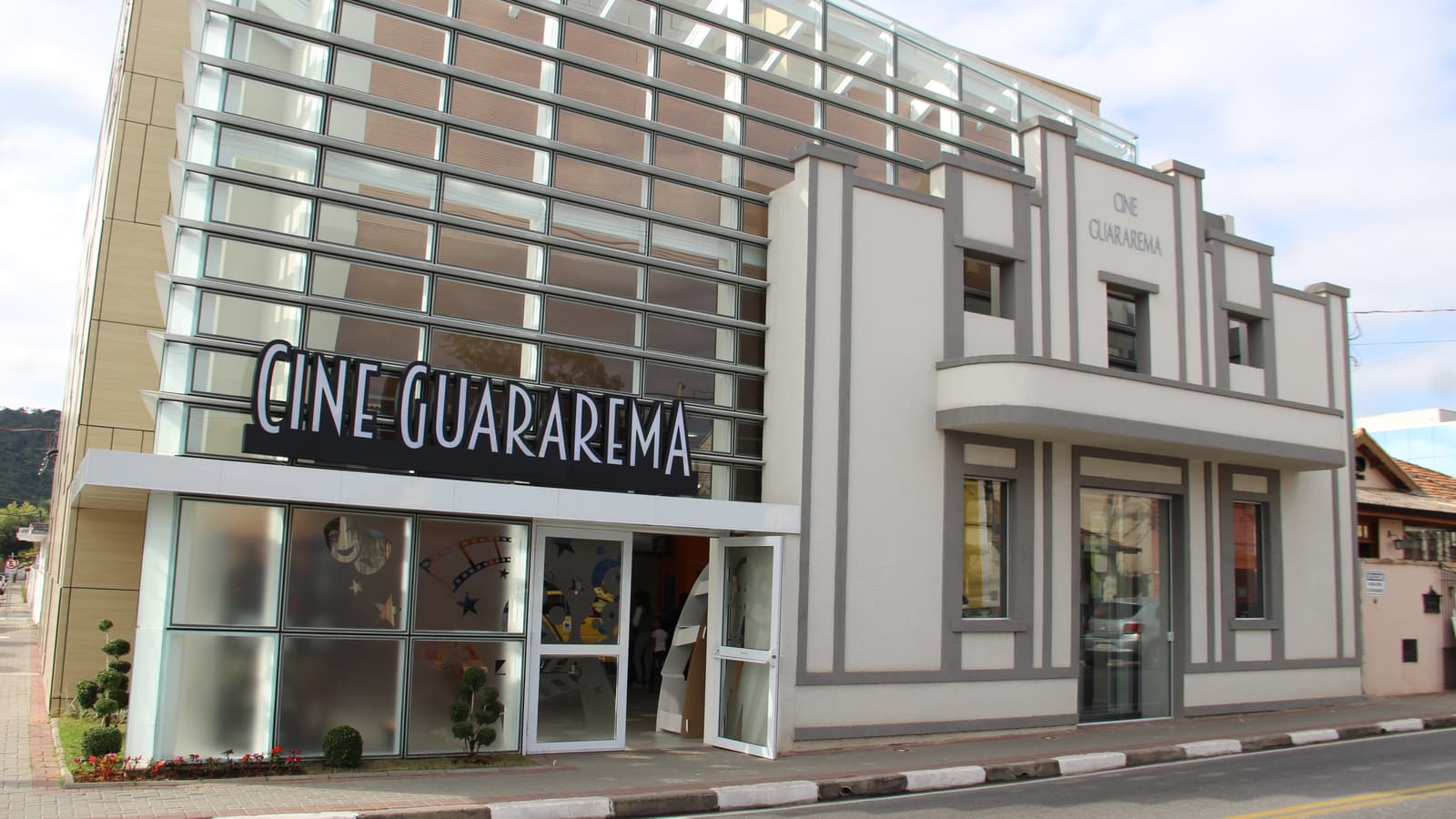 Fachada do Cine Guararema, no centro da cidade